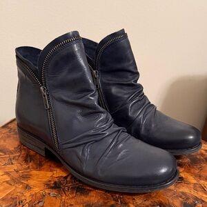 EUC Womens Miz Mooz Luna Ankle Bootie, Dark Denim Blue Boots with Zipper, size 9